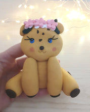 Load image into Gallery viewer, Cake topper leonessa, torta animali safari, torta nascita, torta battesimo