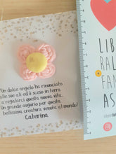 Carica l'immagine nel visualizzatore di Gallery, Bomboniera fiore, bomboniera battesimo, bomboniere nascita, bomboniera fiore calamita, margherita bomboniera SabrinaDesign