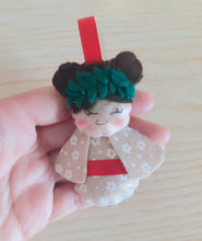 Carica l'immagine nel visualizzatore di Gallery, Bomboniera kokeshi laurea, bomboniera laurea, portafortuna laurea, bomboniere nascita SabrinaDesign