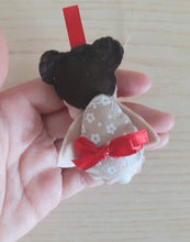 Carica l'immagine nel visualizzatore di Gallery, Bomboniera kokeshi laurea, bomboniera laurea, portafortuna laurea, bomboniere nascita SabrinaDesign