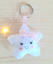 Load image into Gallery viewer, Bomboniera stellina, bomboniera battesimo, stella feltro, stella portachiavi, stellina nascita SabrinaDesign