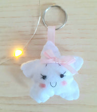 Load image into Gallery viewer, Bomboniera stellina, bomboniera battesimo, stella feltro, stella portachiavi, stellina nascita SabrinaDesign