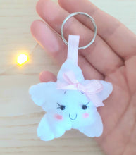 Load image into Gallery viewer, Bomboniera stellina, bomboniera battesimo, stella feltro, stella portachiavi, stellina nascita SabrinaDesign