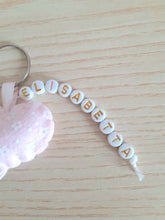 Load image into Gallery viewer, Bomboniera nascita bimba, portachiavi nome, bomboniera cuore battesimo
