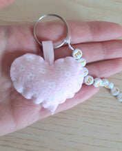 Load image into Gallery viewer, Bomboniera nascita bimba, portachiavi nome, bomboniera cuore battesimo