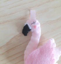 Load image into Gallery viewer, Bomboniera fenicottero, bomboniere nascita, ricordini compleanno bimba