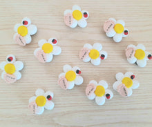 Load image into Gallery viewer, Bomboniera margherita battesimo, bomboniera nascita piedino