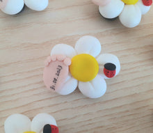 Load image into Gallery viewer, Bomboniera margherita battesimo, bomboniera nascita piedino