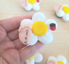 Load image into Gallery viewer, Bomboniera margherita battesimo, bomboniera nascita piedino