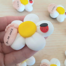 Load image into Gallery viewer, Bomboniera margherita battesimo, bomboniera nascita piedino