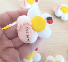 Load image into Gallery viewer, Bomboniera margherita battesimo, bomboniera nascita piedino