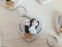 Load image into Gallery viewer, Bomboniera sposi portachiavi, bomboniere matrimonio personalizzate