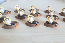 Carica l'immagine nel visualizzatore di Gallery, Bomboniera barchetta con pescatore, Bomboniere battesimo nascita