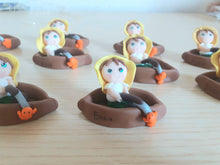 Carica l'immagine nel visualizzatore di Gallery, Bomboniera barchetta con pescatore, Bomboniere battesimo nascita