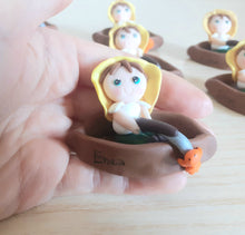 Carica l'immagine nel visualizzatore di Gallery, Bomboniera barchetta con pescatore, Bomboniere battesimo nascita