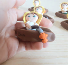 Carica l'immagine nel visualizzatore di Gallery, Bomboniera barchetta con pescatore, Bomboniere battesimo nascita