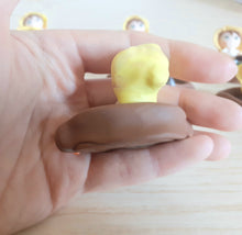 Carica l'immagine nel visualizzatore di Gallery, Bomboniera barchetta con pescatore, Bomboniere battesimo nascita