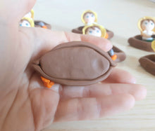 Carica l'immagine nel visualizzatore di Gallery, Bomboniera barchetta con pescatore, Bomboniere battesimo nascita