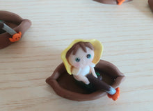 Carica l'immagine nel visualizzatore di Gallery, Bomboniera barchetta con pescatore, Bomboniere battesimo nascita