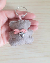 Carica l'immagine nel visualizzatore di Gallery, Bomboniera orsetto con cuore nascita battesimo