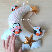 Carica l'immagine nel visualizzatore di Gallery, Fiocco nascita luna, fiocco nascita pinguini, fiocco nascita feltro, decorazione cameretta neonati