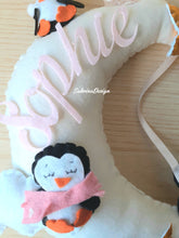 Carica l'immagine nel visualizzatore di Gallery, Fiocco nascita luna, fiocco nascita pinguini, fiocco nascita feltro, decorazione cameretta neonati