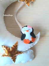 Carica l'immagine nel visualizzatore di Gallery, Fiocco nascita luna, fiocco nascita pinguini, fiocco nascita feltro, decorazione cameretta neonati