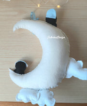 Carica l'immagine nel visualizzatore di Gallery, Fiocco nascita luna, fiocco nascita pinguini, fiocco nascita feltro, decorazione cameretta neonati