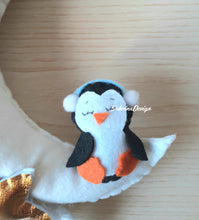 Carica l'immagine nel visualizzatore di Gallery, Fiocco nascita luna, fiocco nascita pinguini, fiocco nascita feltro, decorazione cameretta neonati