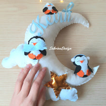 Carica l'immagine nel visualizzatore di Gallery, Fiocco nascita luna, fiocco nascita pinguini, fiocco nascita feltro, decorazione cameretta neonati