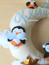Carica l'immagine nel visualizzatore di Gallery, Fiocco nascita luna, fiocco nascita pinguini, fiocco nascita feltro, decorazione cameretta neonati