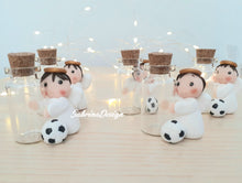 Carica l'immagine nel visualizzatore di Gallery, Bomboniera angelo palla calcio, bomboniere battesimo, bomboniere nascita, bomboniere comunione, bottiglietta vetro, bomboniere vetro SabrinaDesign