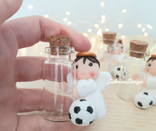 Carica l'immagine nel visualizzatore di Gallery, Bomboniera angelo palla calcio, bomboniere battesimo, bomboniere nascita, bomboniere comunione, bottiglietta vetro, bomboniere vetro SabrinaDesign