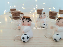 Carica l'immagine nel visualizzatore di Gallery, Bomboniera angelo palla calcio, bomboniere battesimo, bomboniere nascita, bomboniere comunione, bottiglietta vetro, bomboniere vetro SabrinaDesign