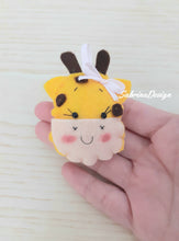 Carica l'immagine nel visualizzatore di Gallery, Bomboniera giraffa, bomboniera nascita bimba, bomboniere battesimo, bomboniere animali SabrinaDesign