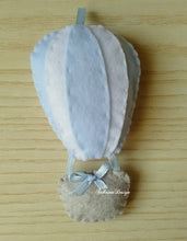Carica l'immagine nel visualizzatore di Gallery, Bomboniera mongolfiera, bomboniere battesimo, mongolfiera feltro, mongolfiera nascita SabrinaDesign