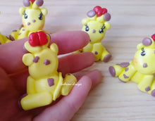 Carica l'immagine nel visualizzatore di Gallery, Bomboniera giraffa, Bomboniera laurea, giraffa laurea, bomboniere laurea, bomboniere animali, compleanno animali safari SabrinaDesign