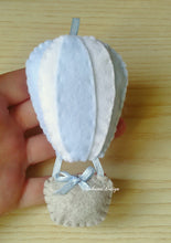 Carica l'immagine nel visualizzatore di Gallery, Bomboniera mongolfiera, bomboniere battesimo, mongolfiera feltro, mongolfiera nascita SabrinaDesign