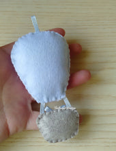 Carica l'immagine nel visualizzatore di Gallery, Bomboniera mongolfiera, bomboniere battesimo, mongolfiera feltro, mongolfiera nascita SabrinaDesign