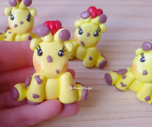 Carica l'immagine nel visualizzatore di Gallery, Bomboniera giraffa, Bomboniera laurea, giraffa laurea, bomboniere laurea, bomboniere animali, compleanno animali safari SabrinaDesign