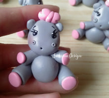 Carica l'immagine nel visualizzatore di Gallery, Bomboniera ippopotamo, bomboniera comunione bimba, bomboniera battesimo, bomboniere animali SabrinaDesign