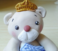 Load image into Gallery viewer, Cake topper orsetto, Cake topper principe, cake topper principe orsetto, torta battesimo, cake topper battesimo, cake topper orso copertina SabrinaDesign