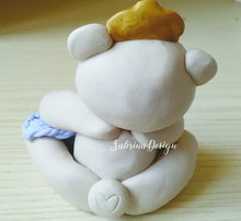 Load image into Gallery viewer, Cake topper orsetto, Cake topper principe, cake topper principe orsetto, torta battesimo, cake topper battesimo, cake topper orso copertina SabrinaDesign