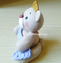 Load image into Gallery viewer, Cake topper orsetto, Cake topper principe, cake topper principe orsetto, torta battesimo, cake topper battesimo, cake topper orso copertina SabrinaDesign
