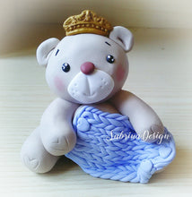 Load image into Gallery viewer, Cake topper orsetto, Cake topper principe, cake topper principe orsetto, torta battesimo, cake topper battesimo, cake topper orso copertina SabrinaDesign