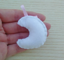 Carica l'immagine nel visualizzatore di Gallery, Bomboniera luna, bomboniere battesimo, bomboniere nascita, luna portachiavi, bomboniere portachiavi SabrinaDesign