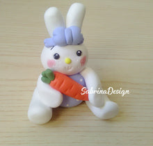 Load image into Gallery viewer, Cake topper coniglio Pasqua, topper nascita, torta Pasqua SabrinaDesign