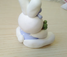 Load image into Gallery viewer, Cake topper coniglio Pasqua, topper nascita, torta Pasqua SabrinaDesign