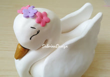 Load image into Gallery viewer, Cake topper cigno, cake topper battesimo, topper comunione, festa tema cigno SabrinaDesign