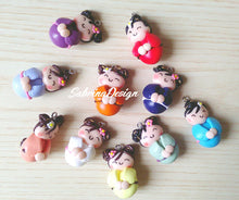 Carica l'immagine nel visualizzatore di Gallery, Bomboniera kokeshi, bomboniera giapponese, bomboniere nascita, battesimo kokeshi, bomboniera comunione, compleanno giappone SabrinaDesign